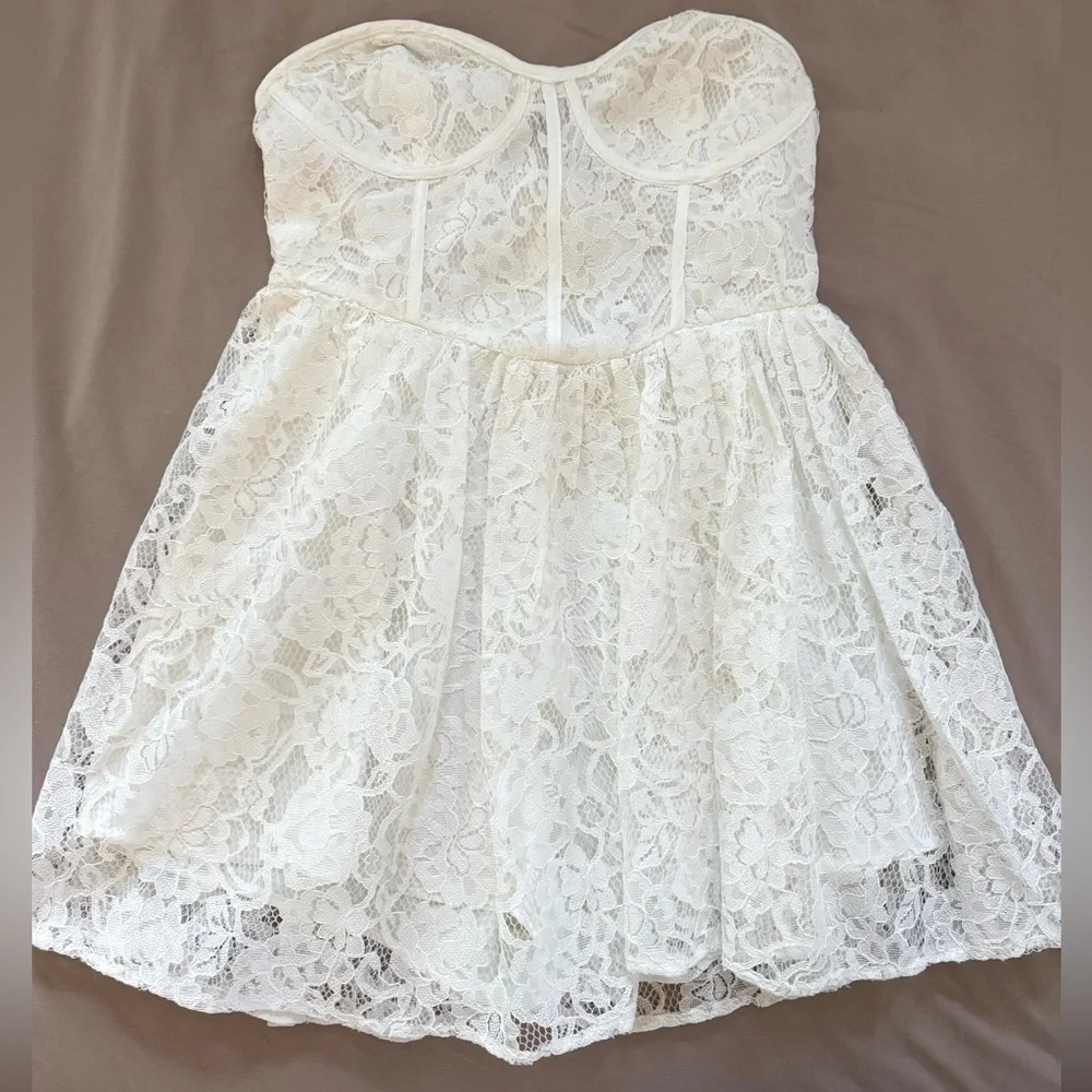 12th Tribe Giuliana White Lace Romper NWT - Picture 2 of 8